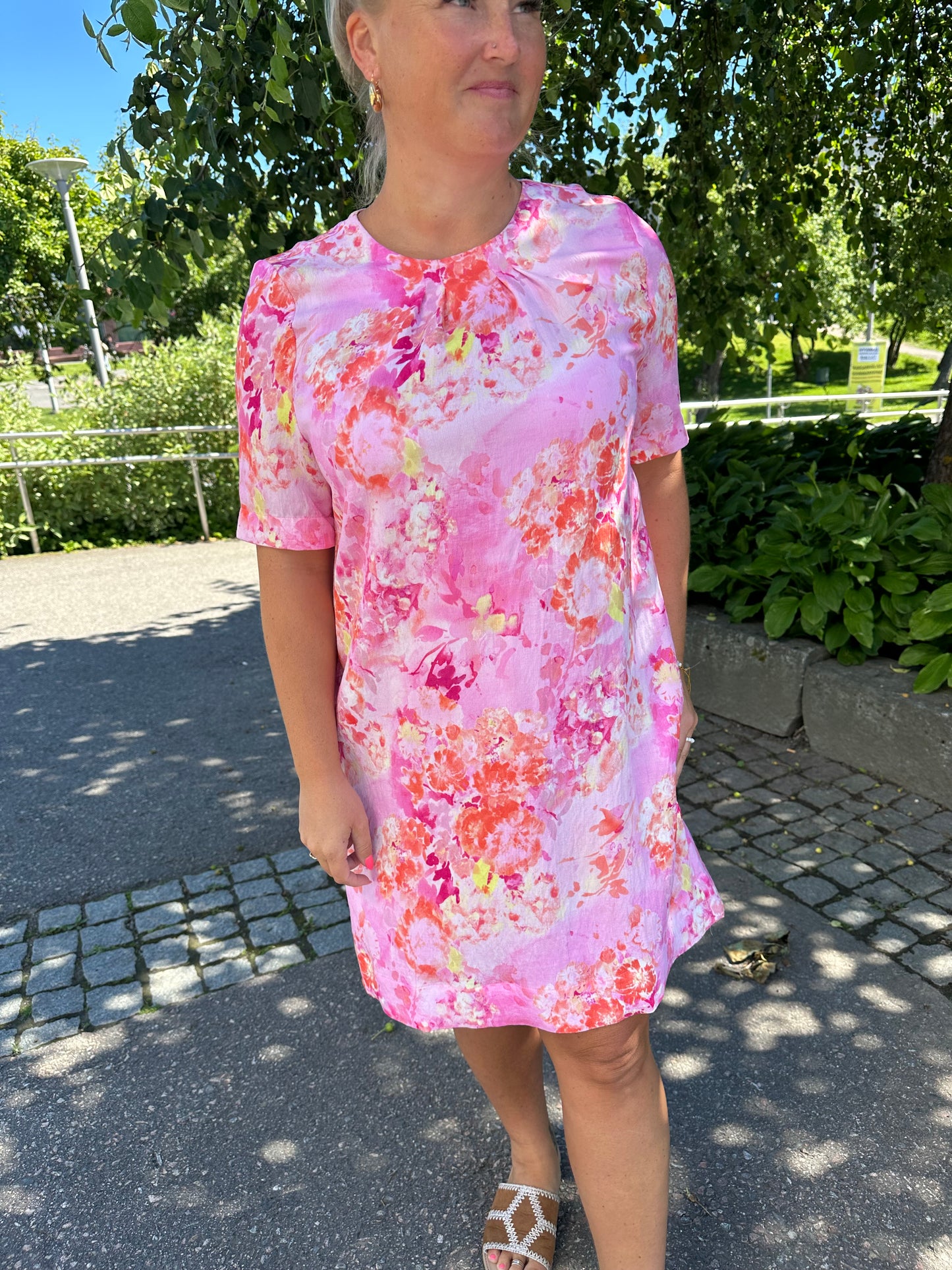Suoranmallinen tunikamekko