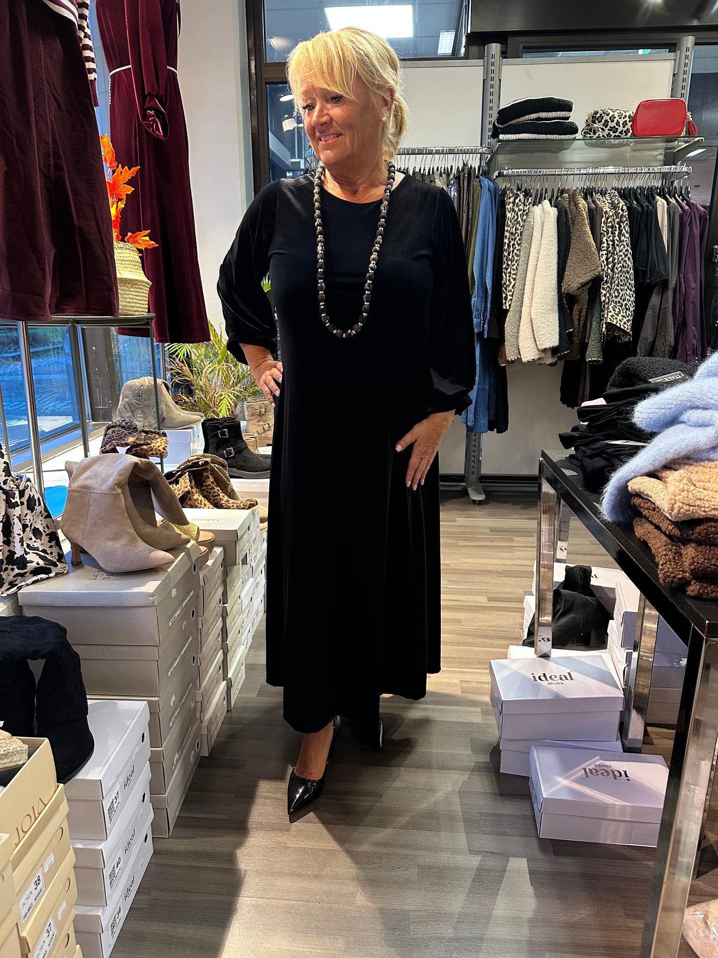 Pitkä samettiveluurimekko musta