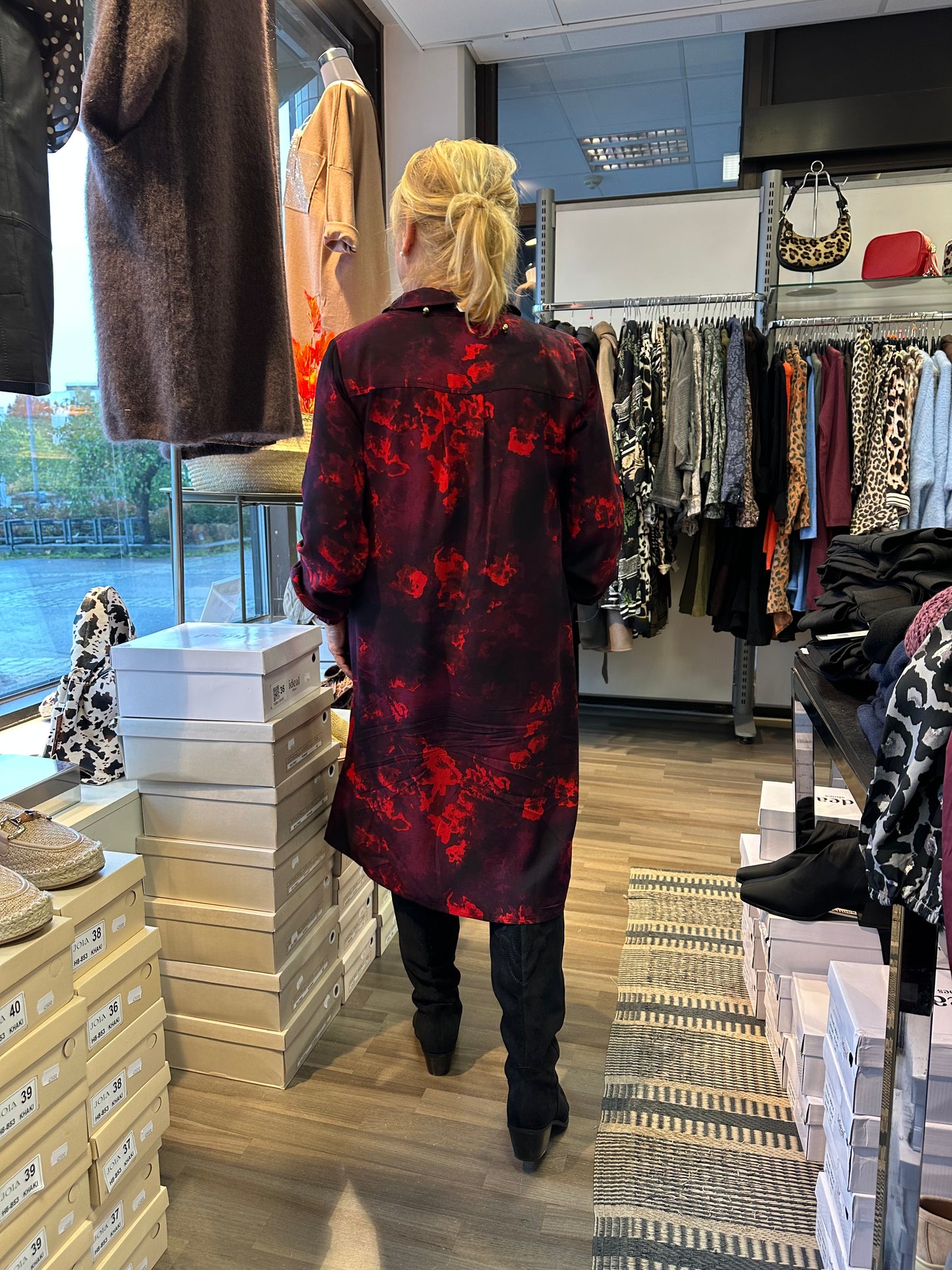 A-linjainen kauluksellinen mekko