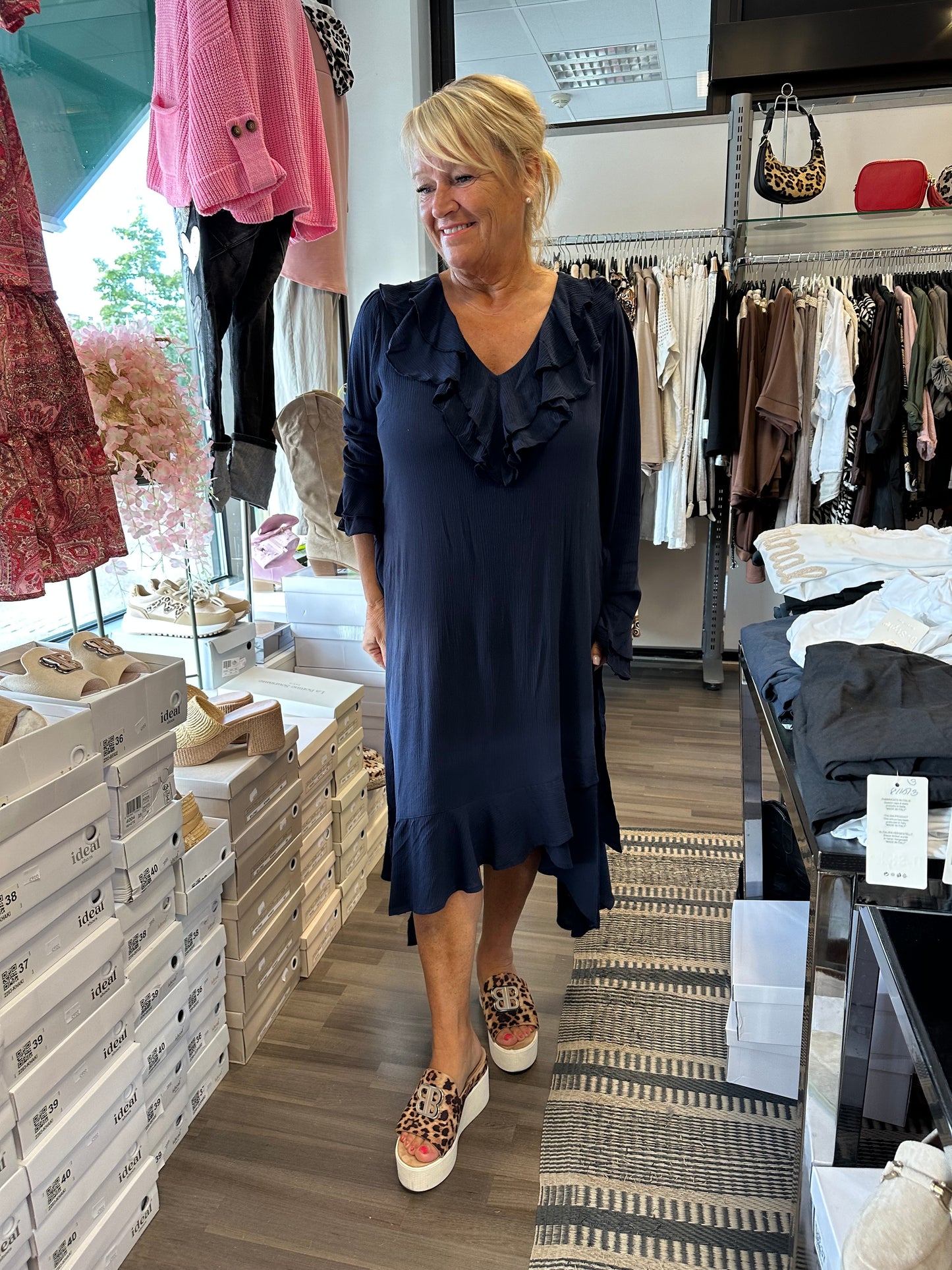 Kreppisviskoosi mekko Adeline navy