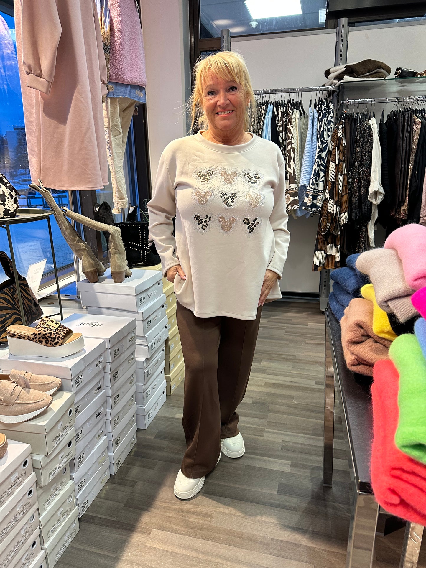 College pusero pikku Mikki beessi