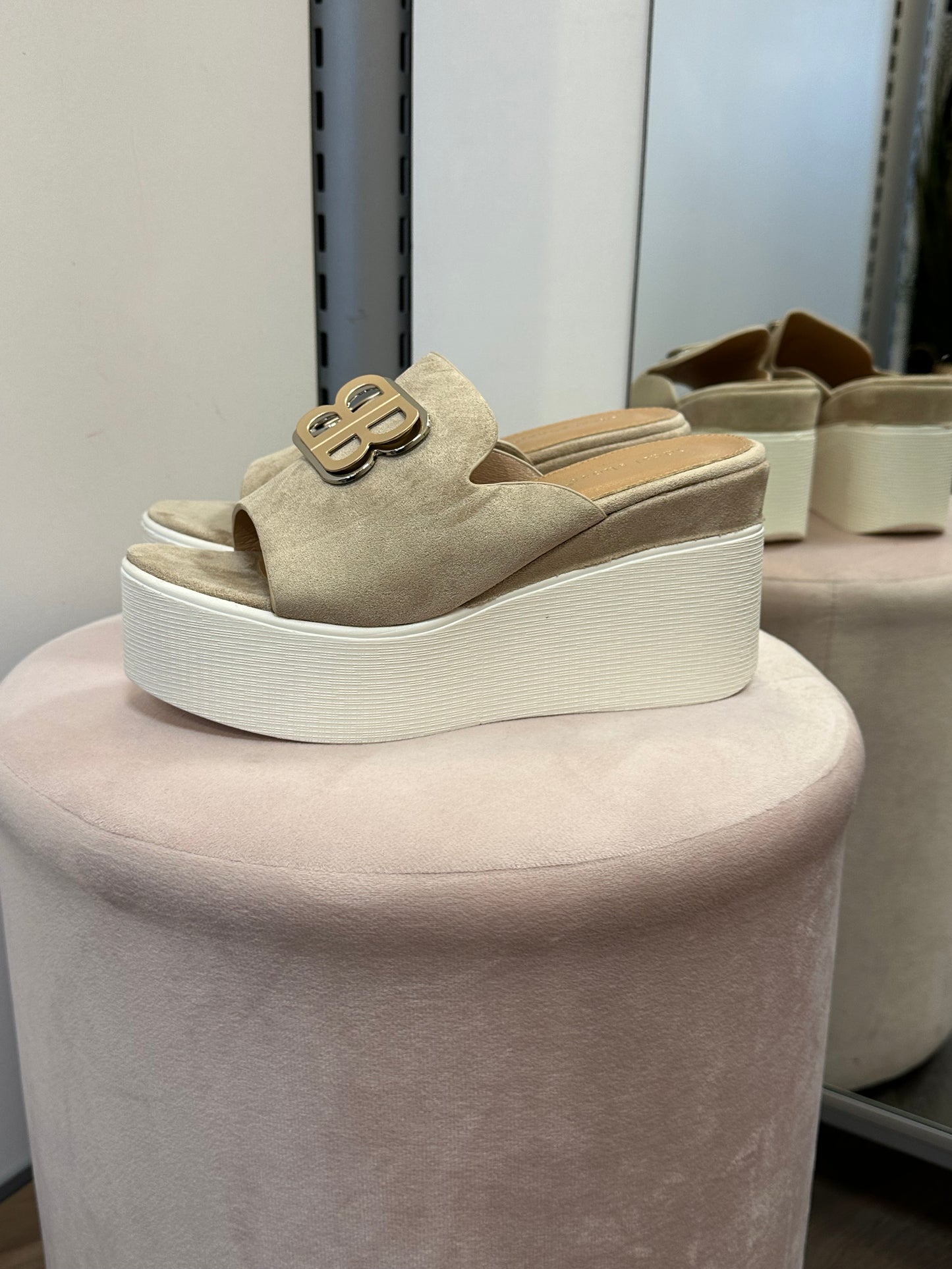 Korokepohjalliset sandaalit taupe