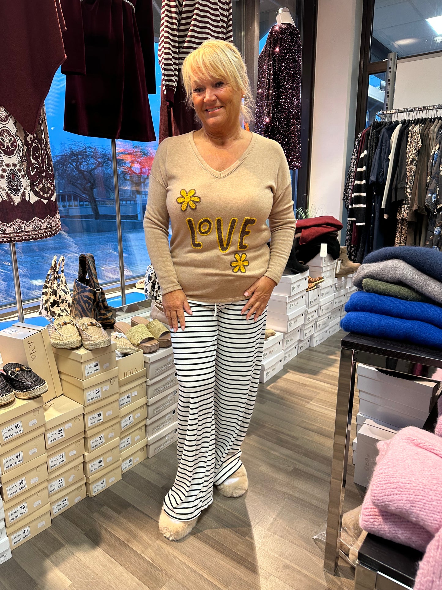 Lämmin pusero LoVE beessi