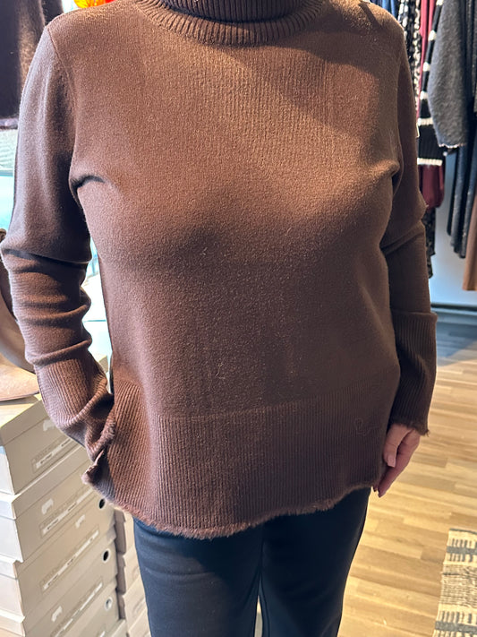 Poolokauluksinen neule ruskea