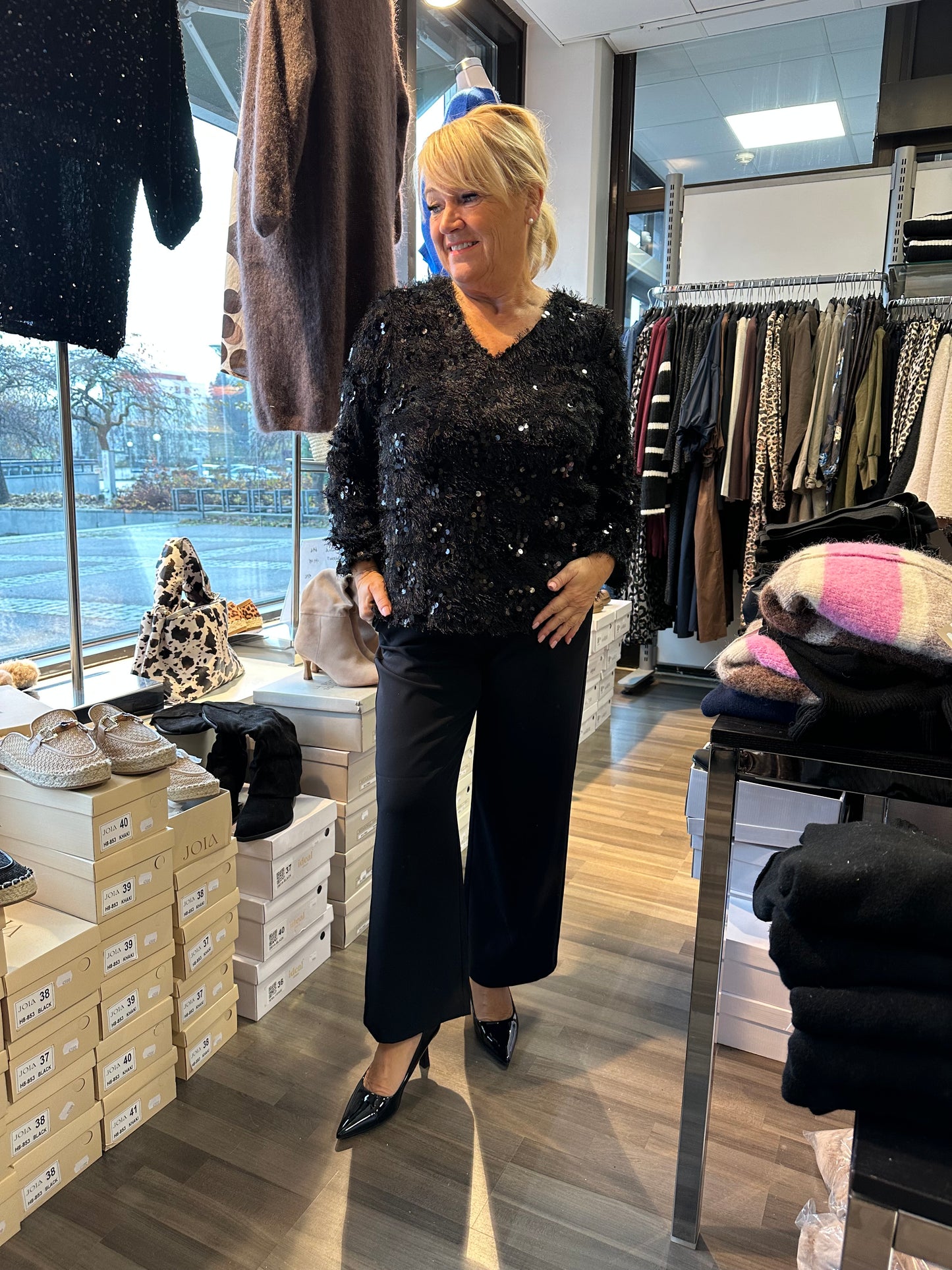 Paljettinen höyhenpusero musta