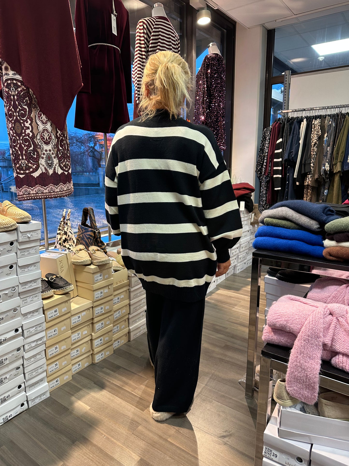 Plussize neuleasu mustavalkoinen