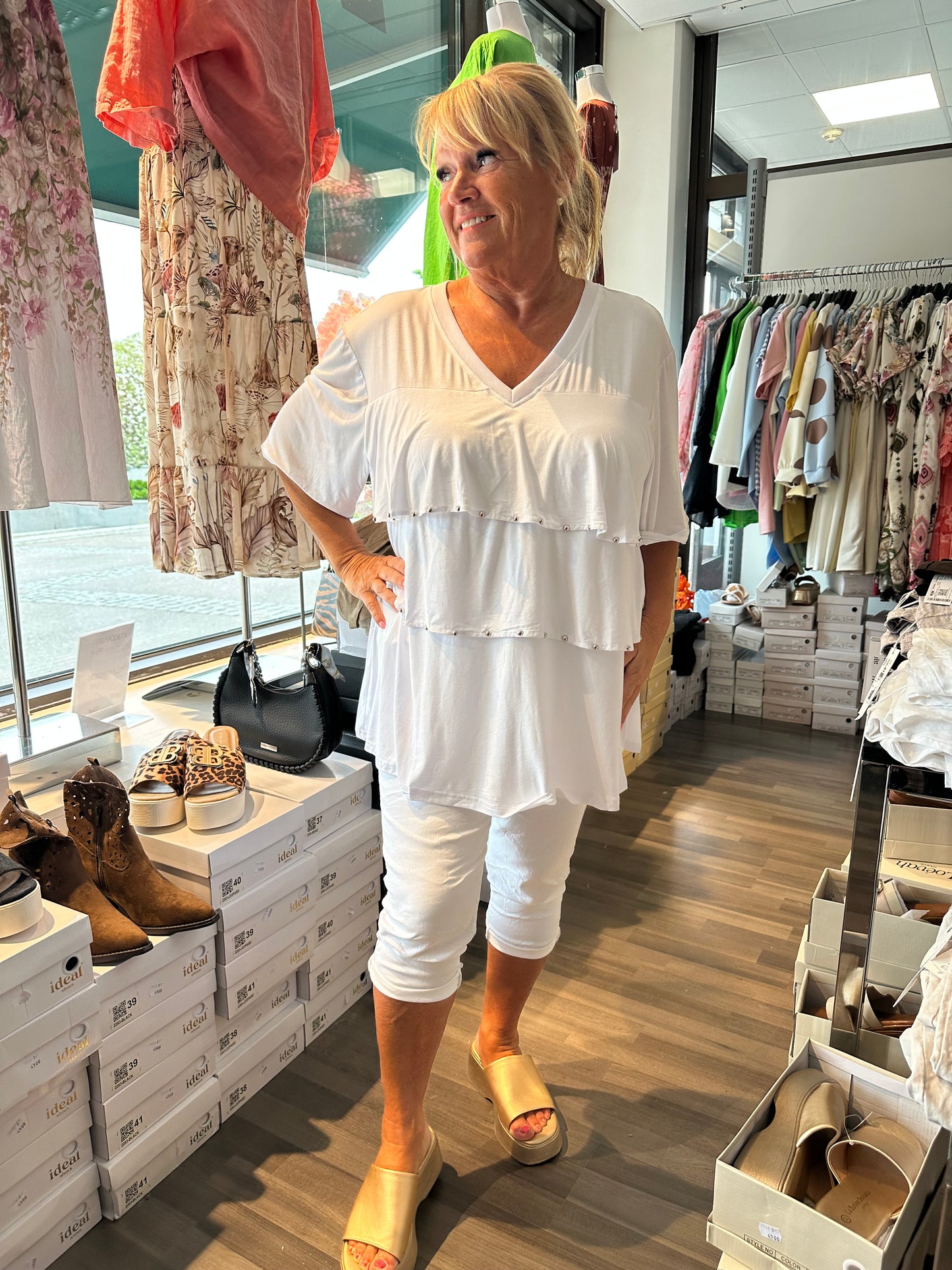 Plussize joustava tunika niittikoristeilla (musta, valkoinen, beessi)