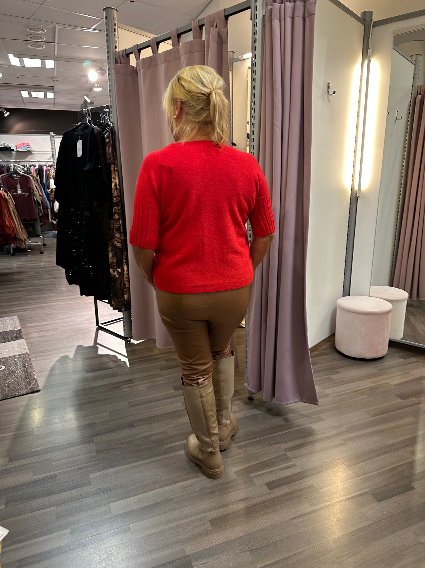 Lyhythihainen neule venepääntiellä punainen