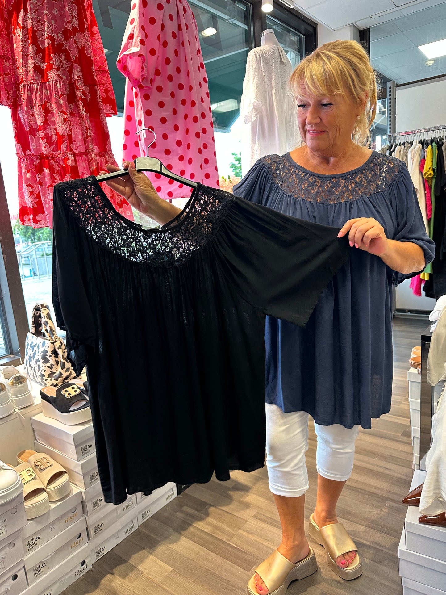 Plussize tunika pitsiyläosalla (4 väriä)