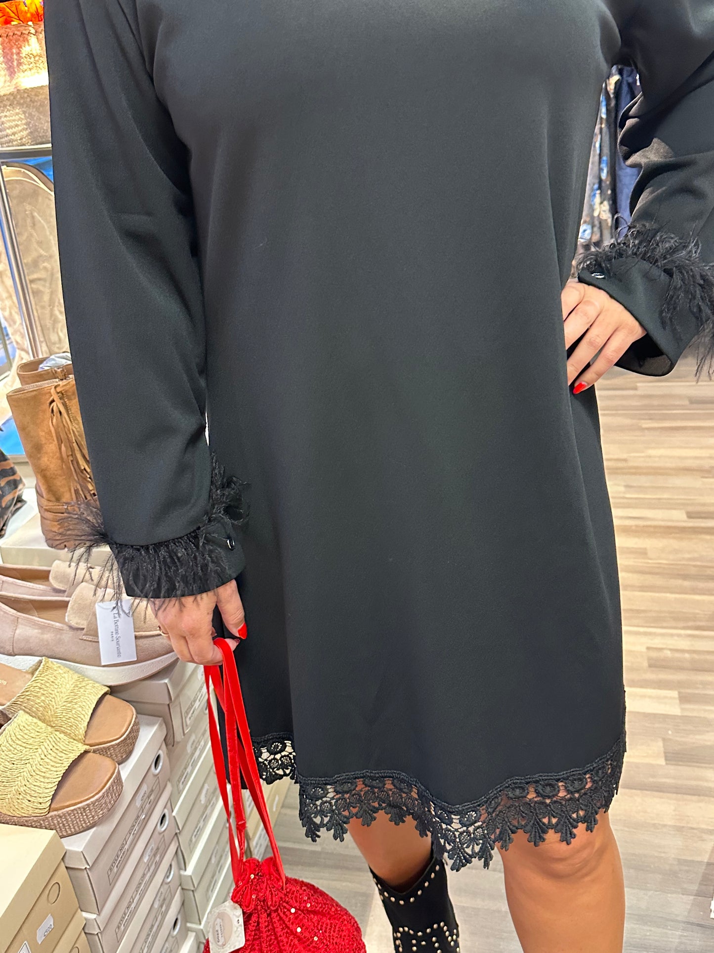 Pikkumusta höyhenhihoilla