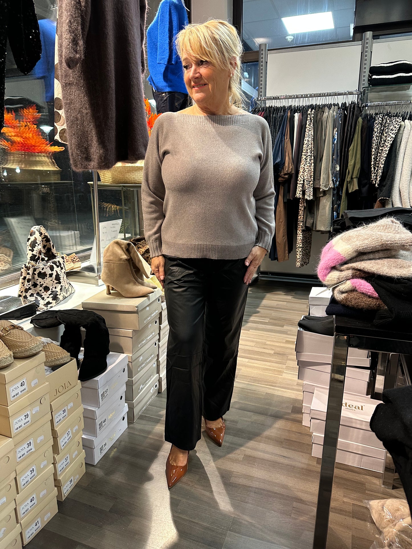 Suoralahkeiset keinonahkahousut musta