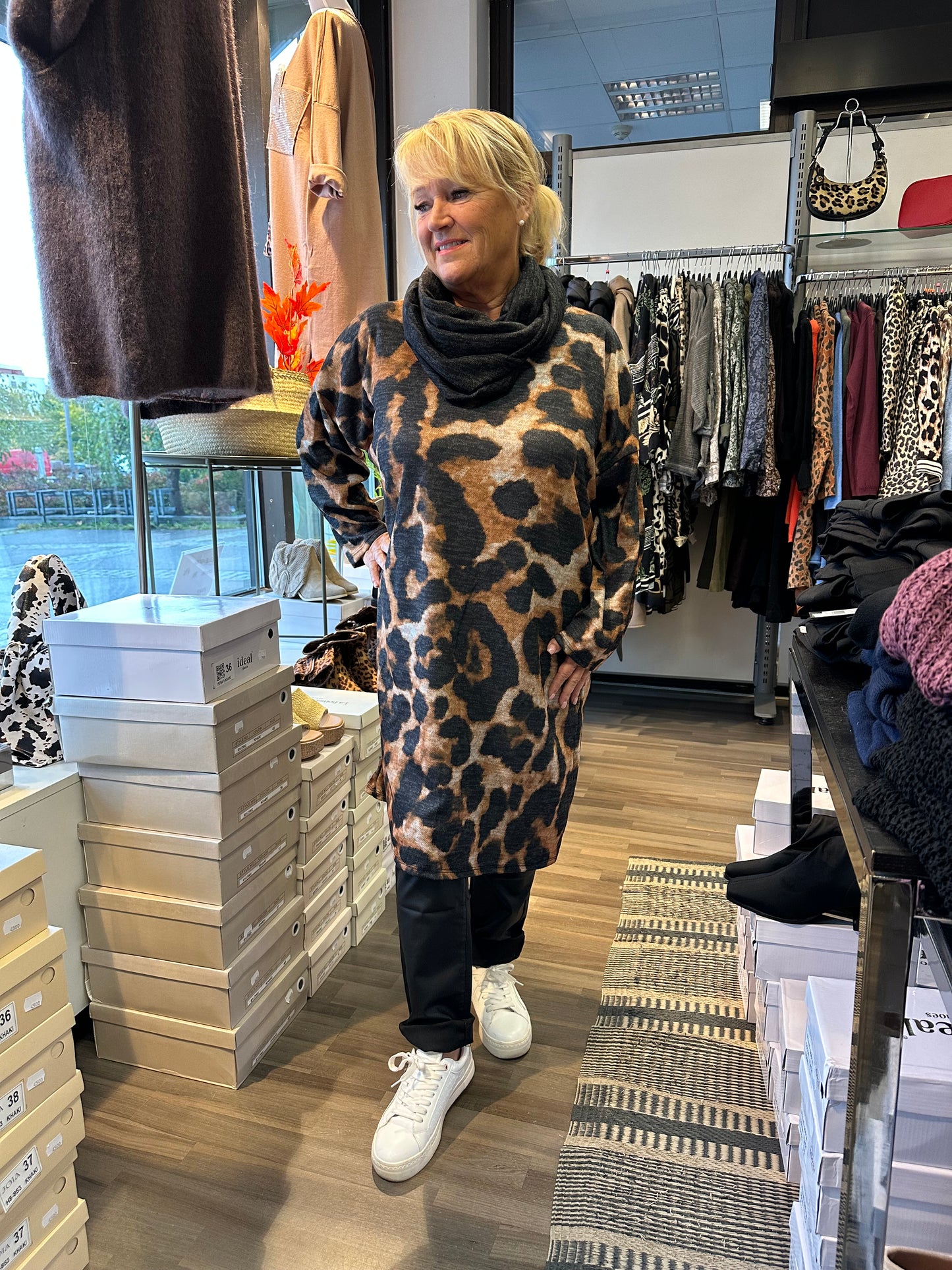 Plussize neuletunika/mekko leo