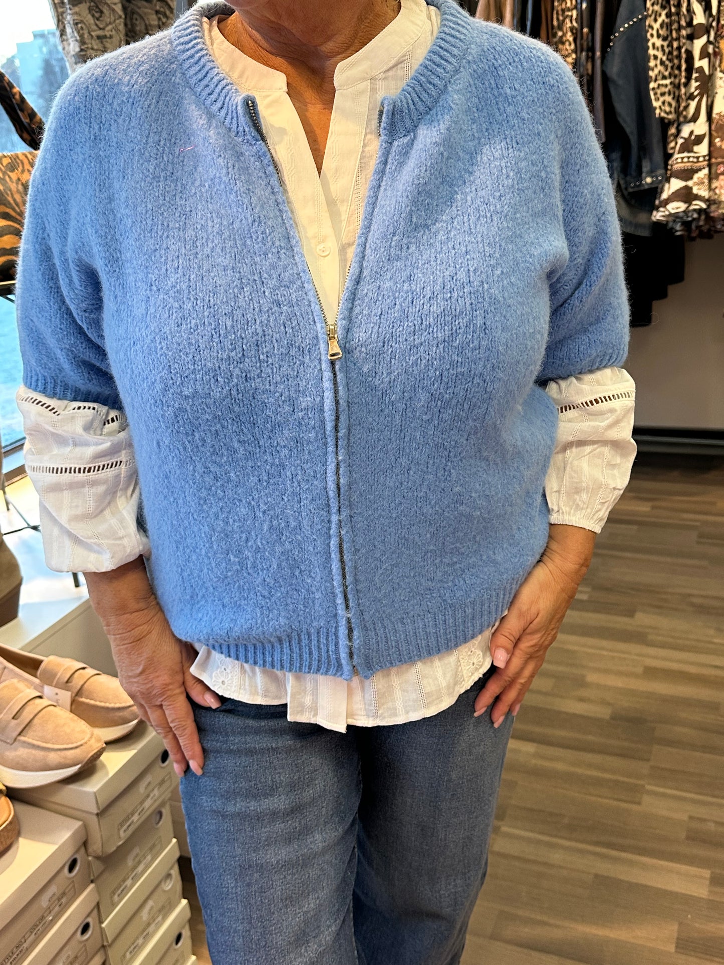 Lyhythihainen neuletakki vetoketjulla sininen