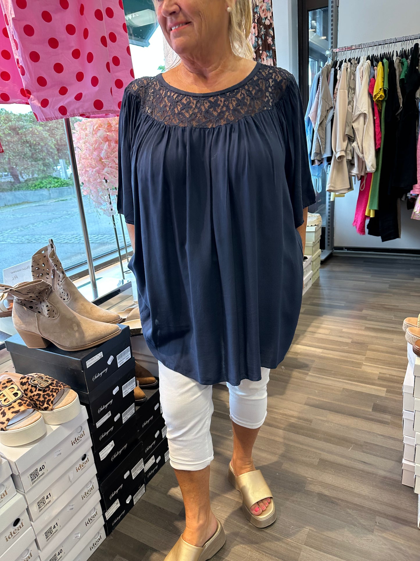 Plussize tunika pitsiyläosalla (4 väriä)