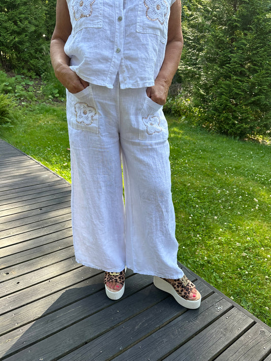 Leveälahkeiset pellavahousut brodeerauksella valkoinen