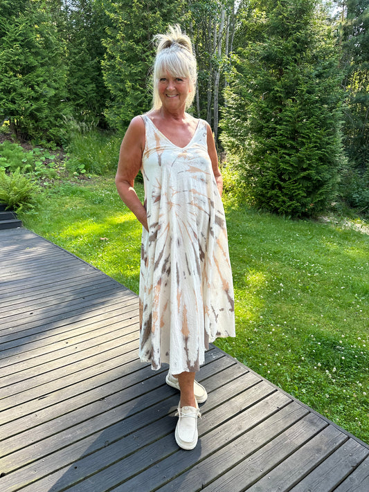 Hihaton puuvilla-pellavamekko ruskea