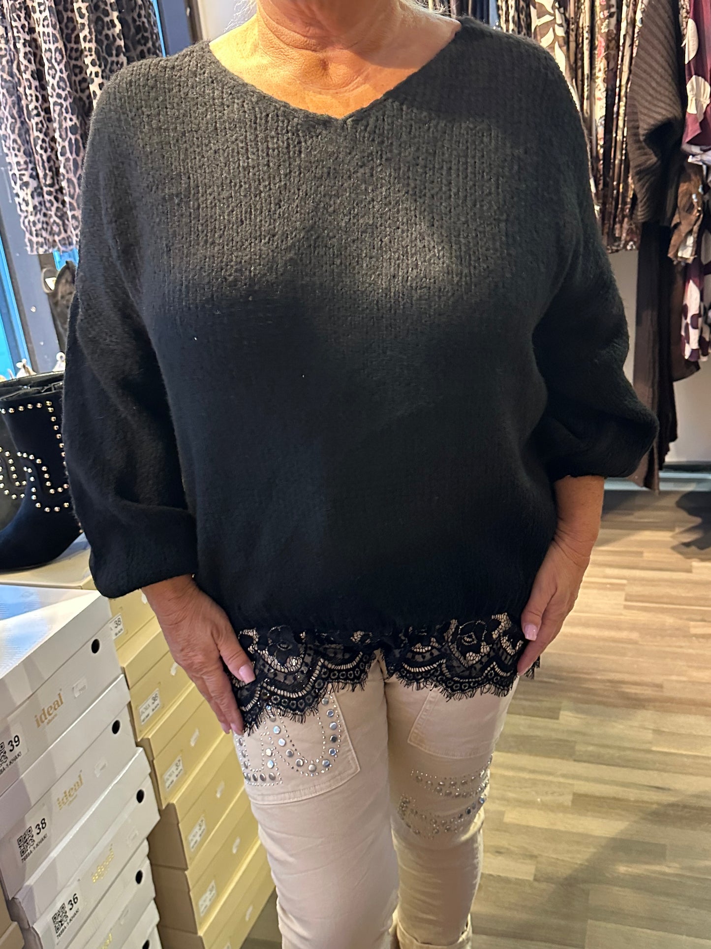 Pitsihelmainen neule musta