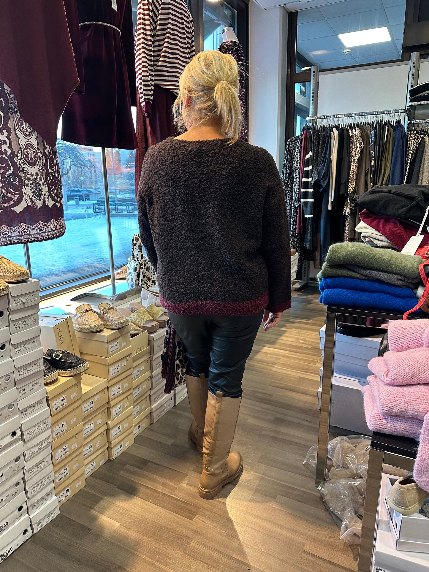 Kaksivärinen bouclee neule tummanruskea