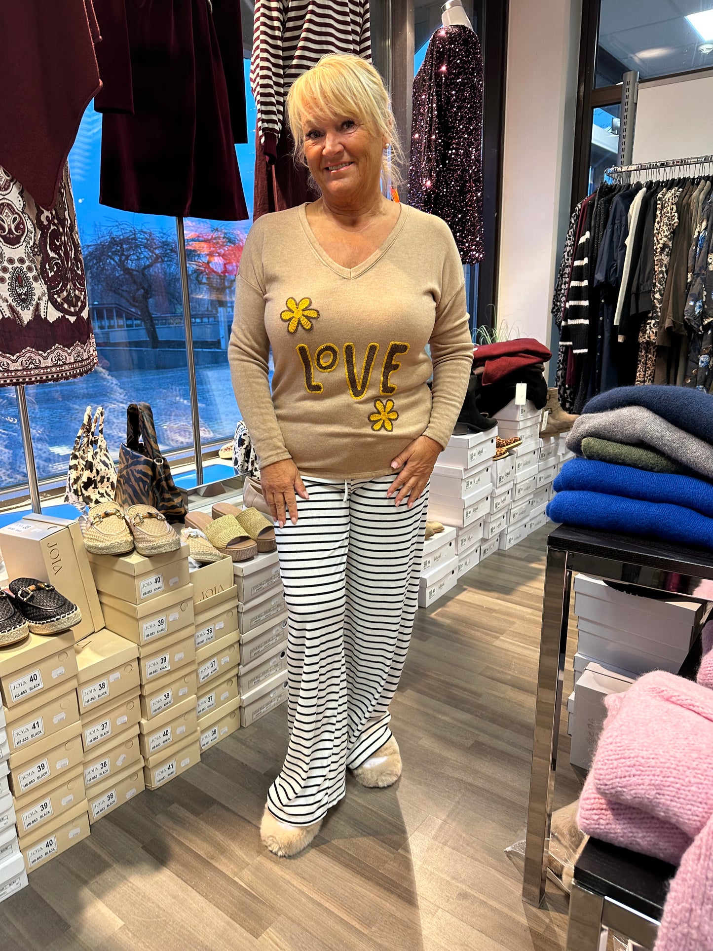 Lämmin pusero LoVE beessi