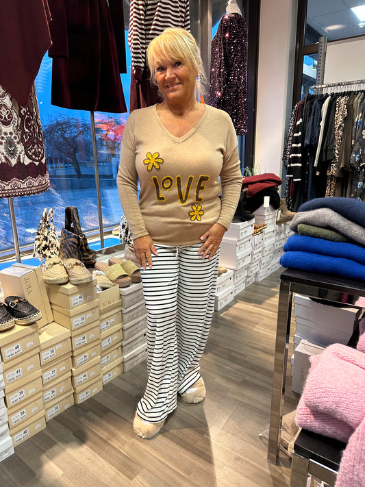 Lämmin pusero LoVE beessi