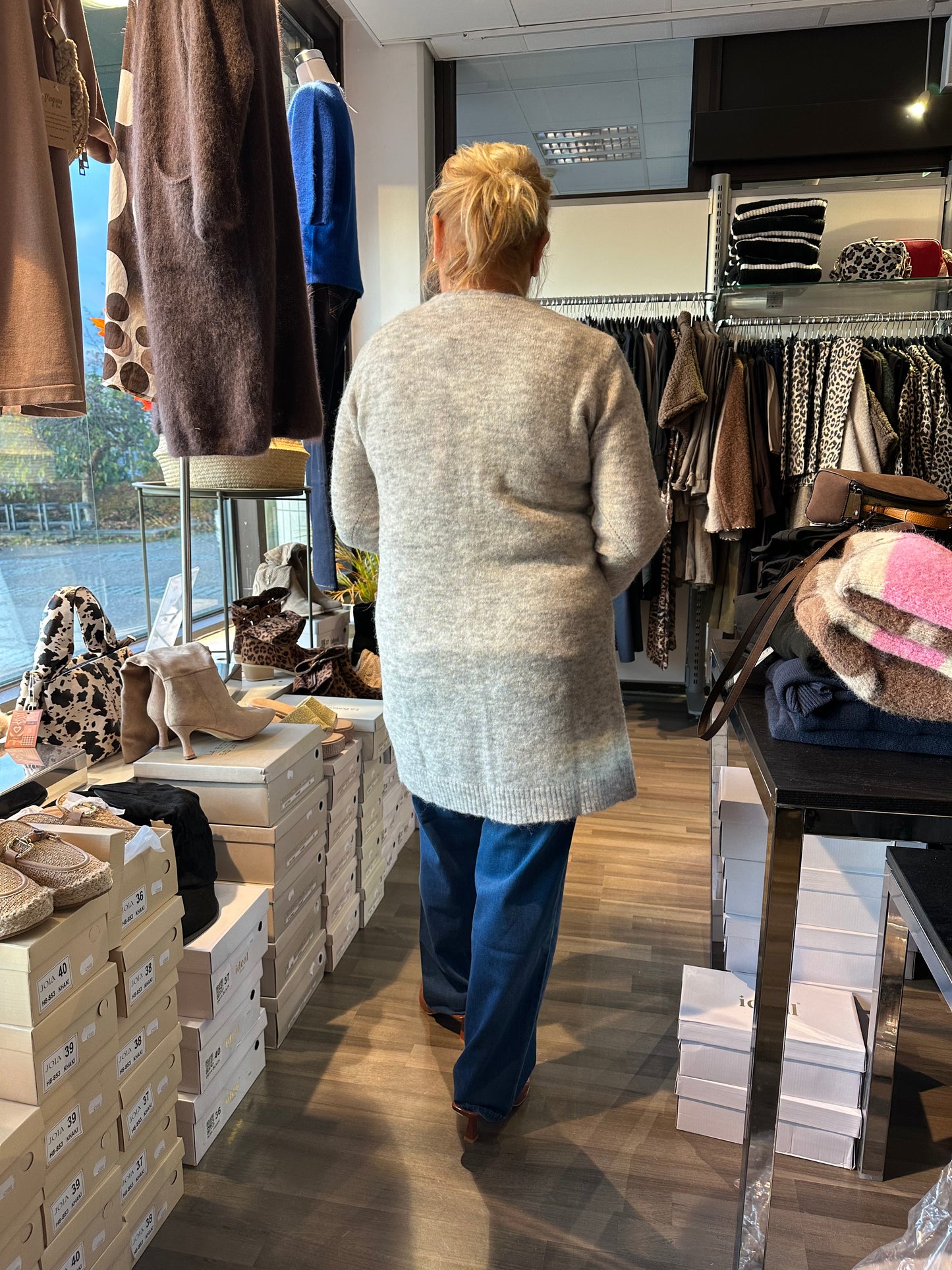 Villa ja alpakkasekoitteinen neuletakki