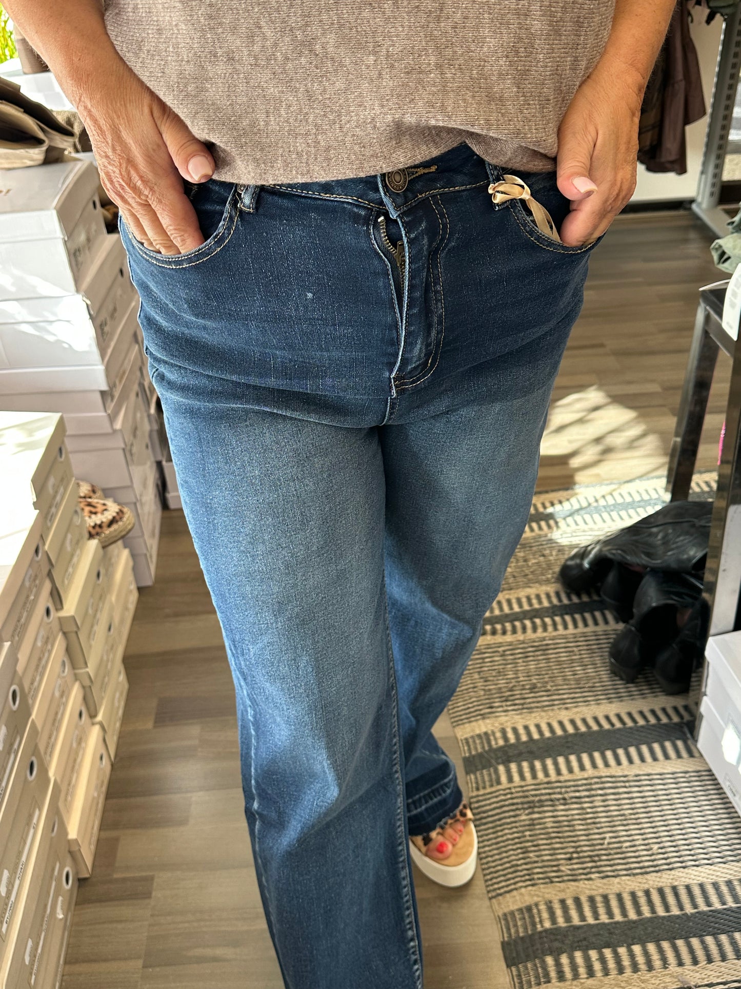 Leveälahkeinen farkku rispatuilla lahkeilla