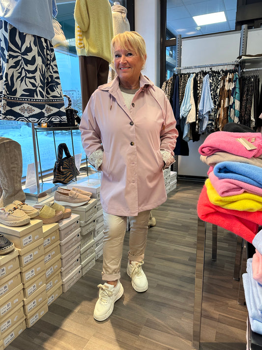 Kevättakki pitsi yksityiskohdilla roosa