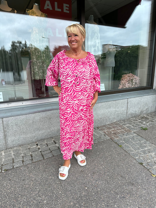 Pitkä plussize mekko fuksia