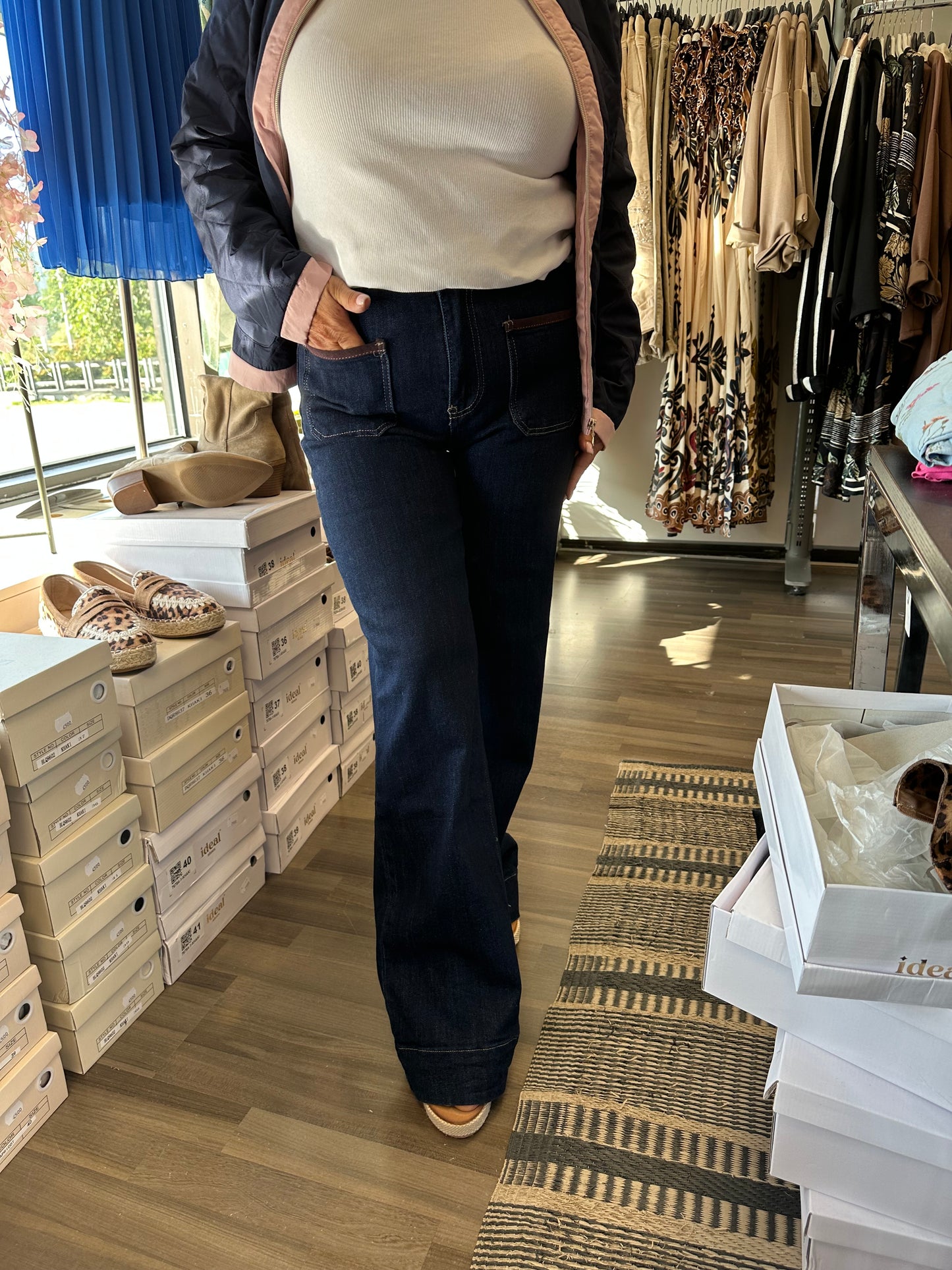 Leveälahkeiset farkut