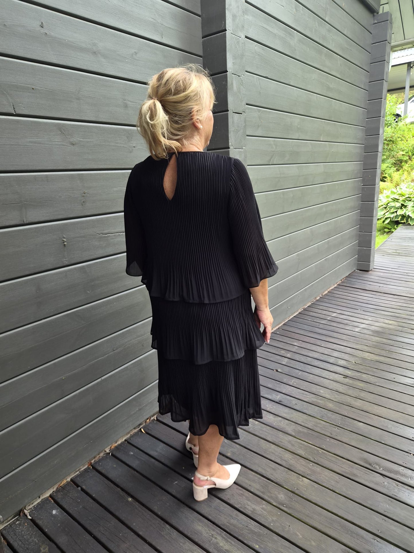 Pliseerattu kerrosmekko Calindra Black