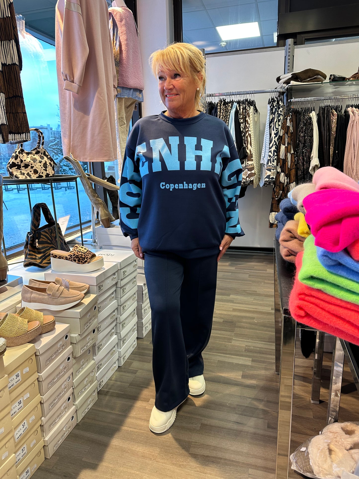 Collegepusero Copenhagen tummansininen