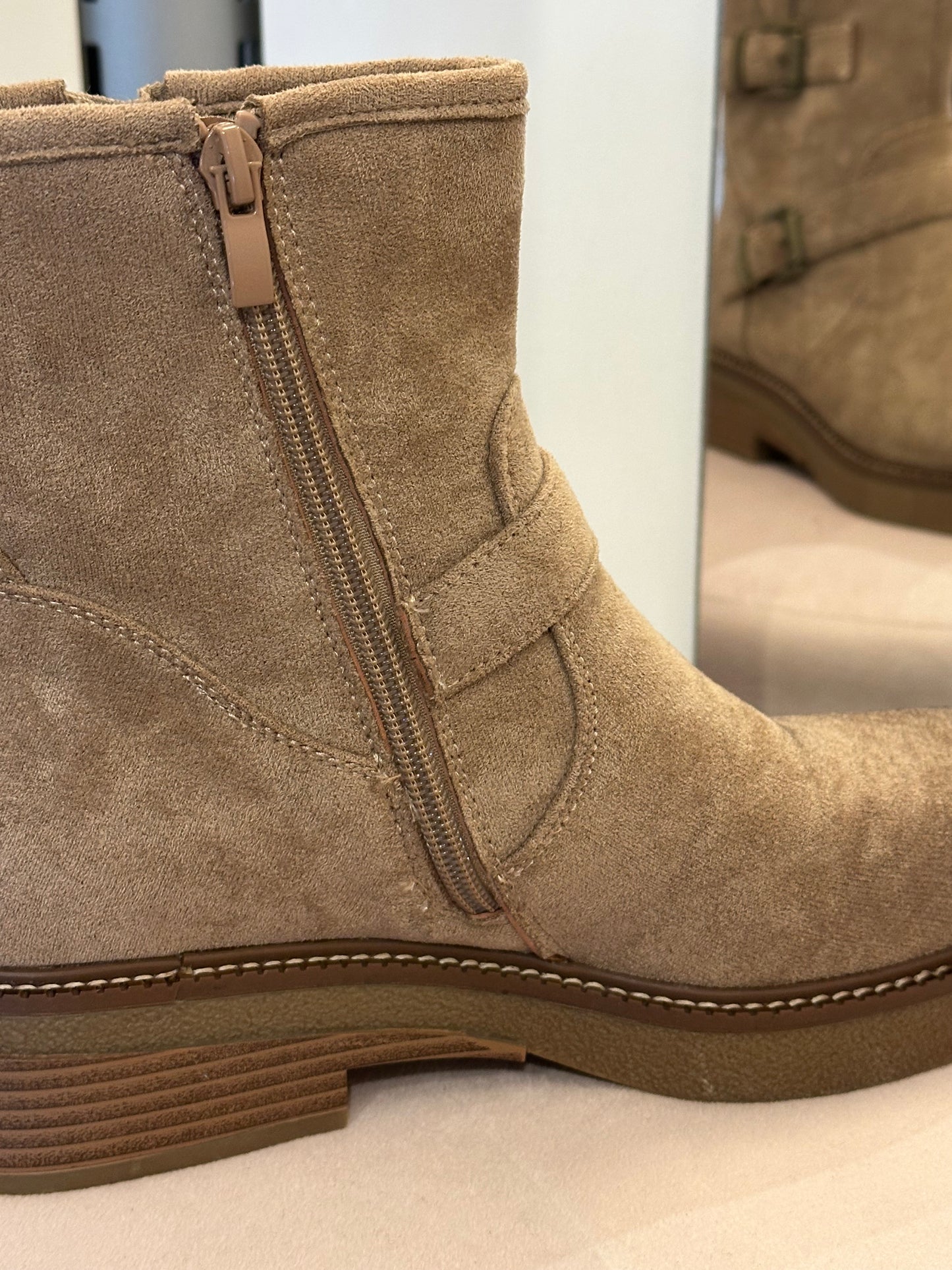 Keinomokkaiset nilkkurit soljella beessi