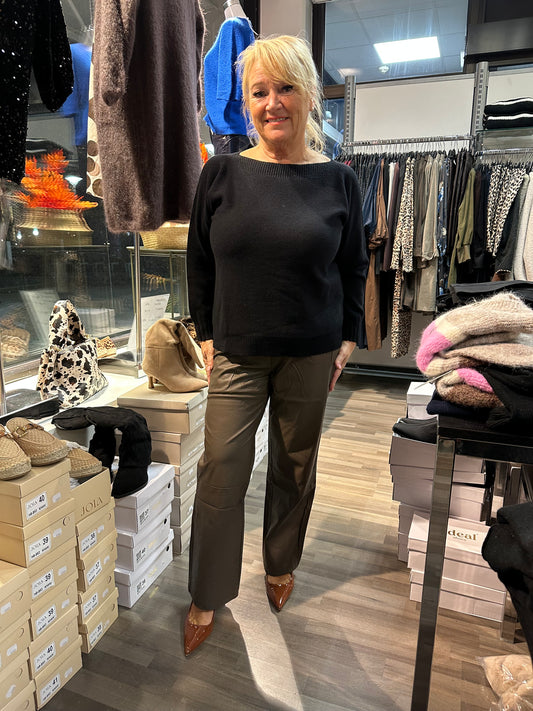 Neulepusero venepääntiellä musta