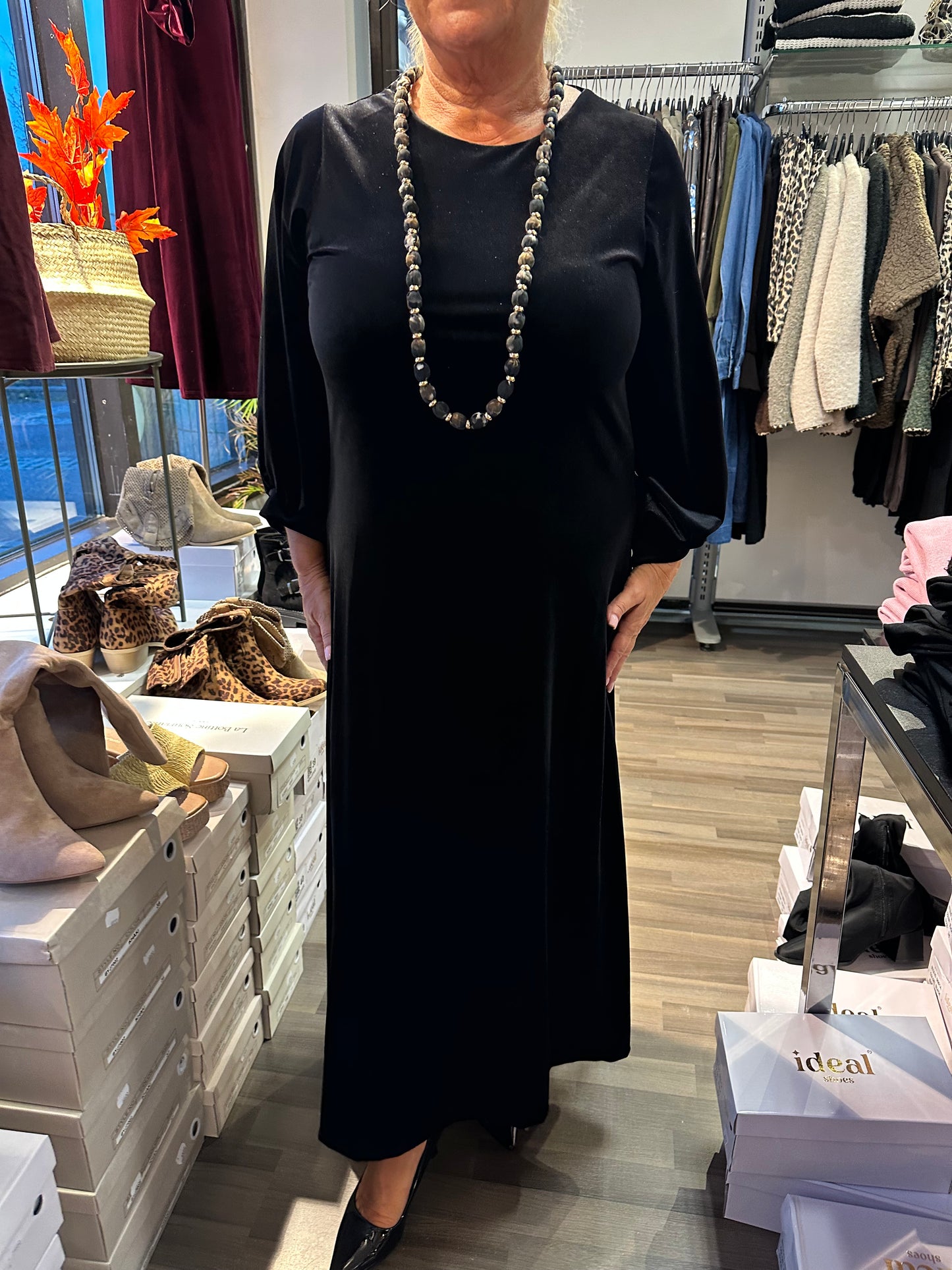 Pitkä samettiveluurimekko musta