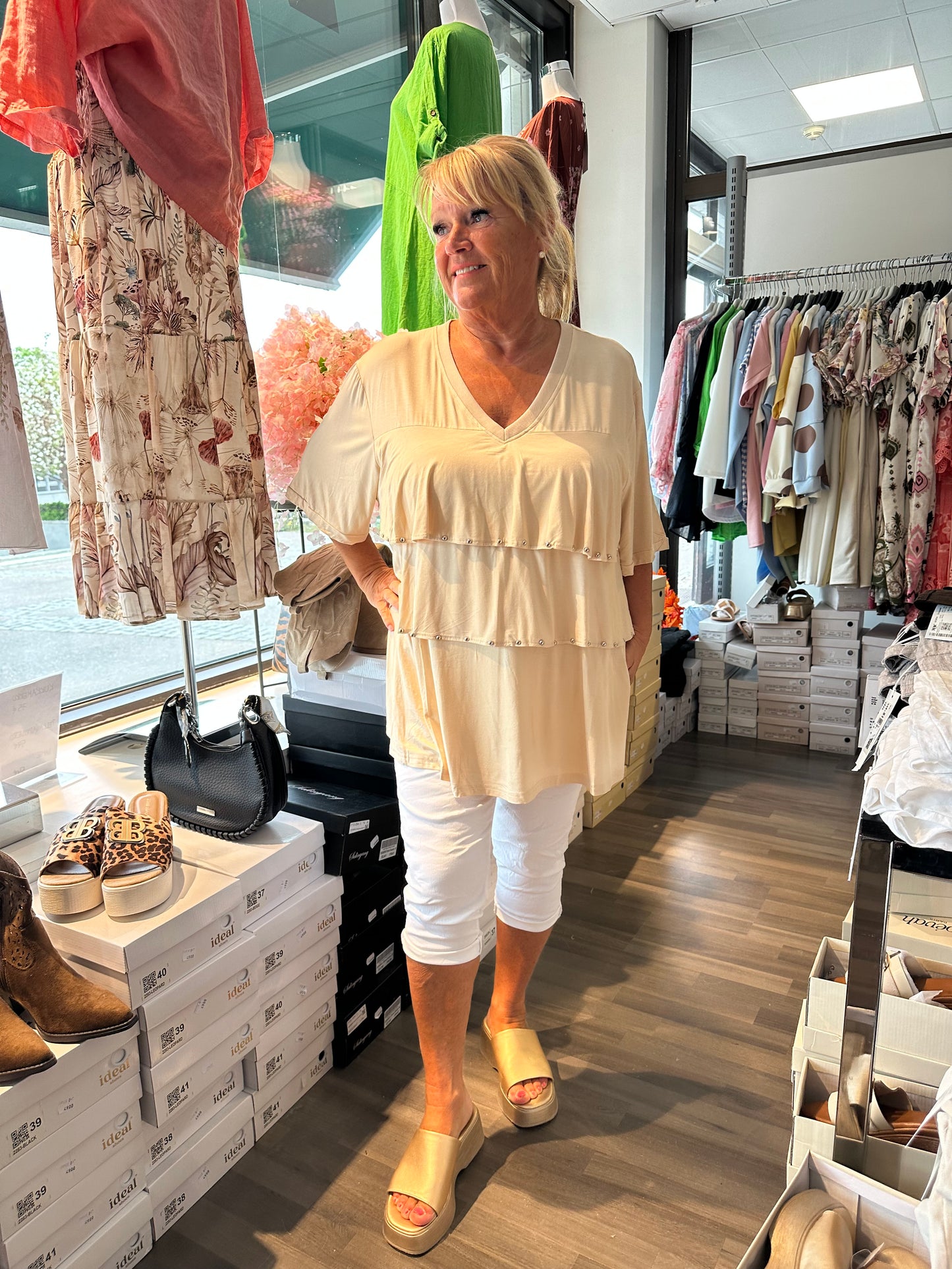 Plussize joustava tunika niittikoristeilla (musta, valkoinen, beessi)