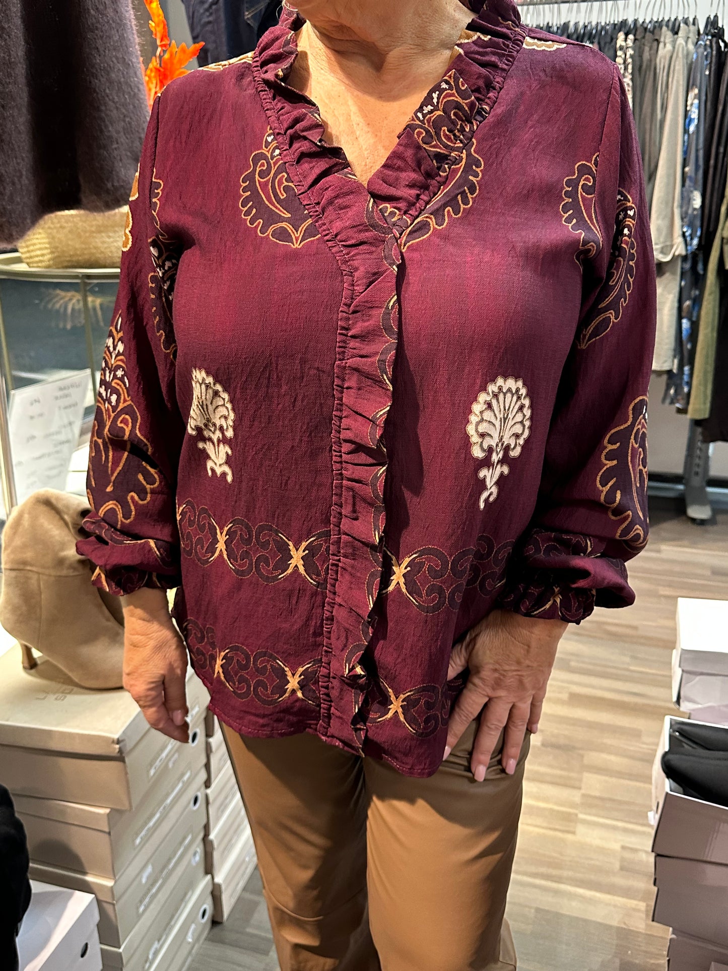 Viskoosipusero röyhelöllä viininpunainen