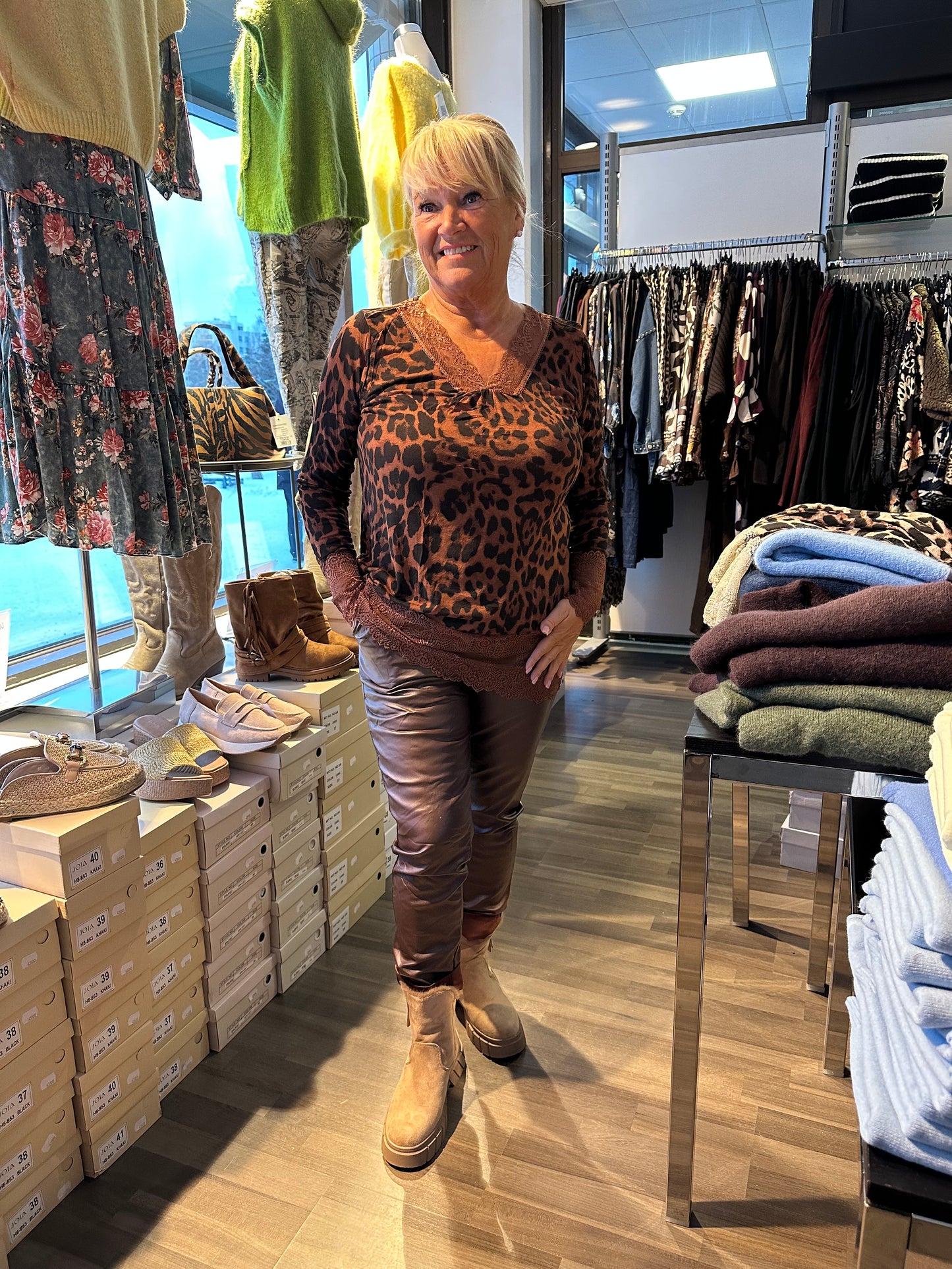 Leo toppi pitsillä ruskea