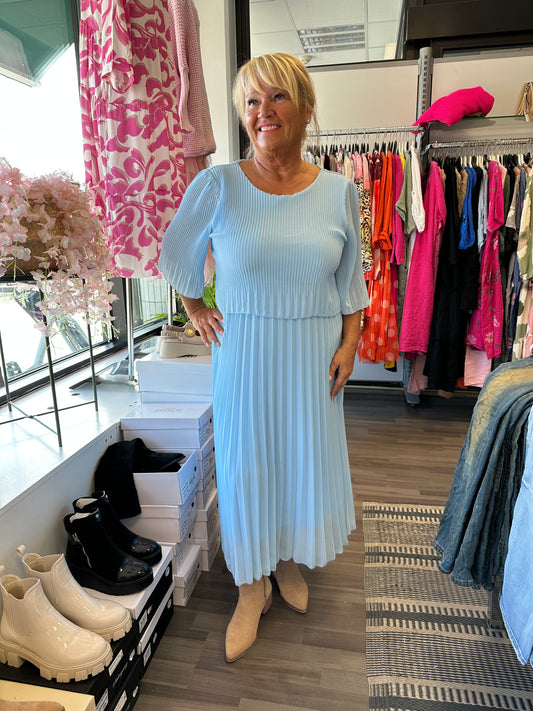 Midimittainen pliseemekko vaaleansininen