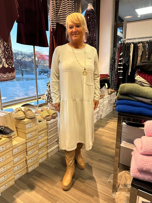 Midimittainen neulemekko Pocket beessi