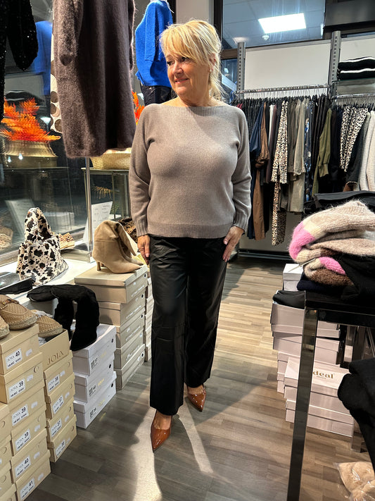 Suoralahkeiset keinonahkahousut musta