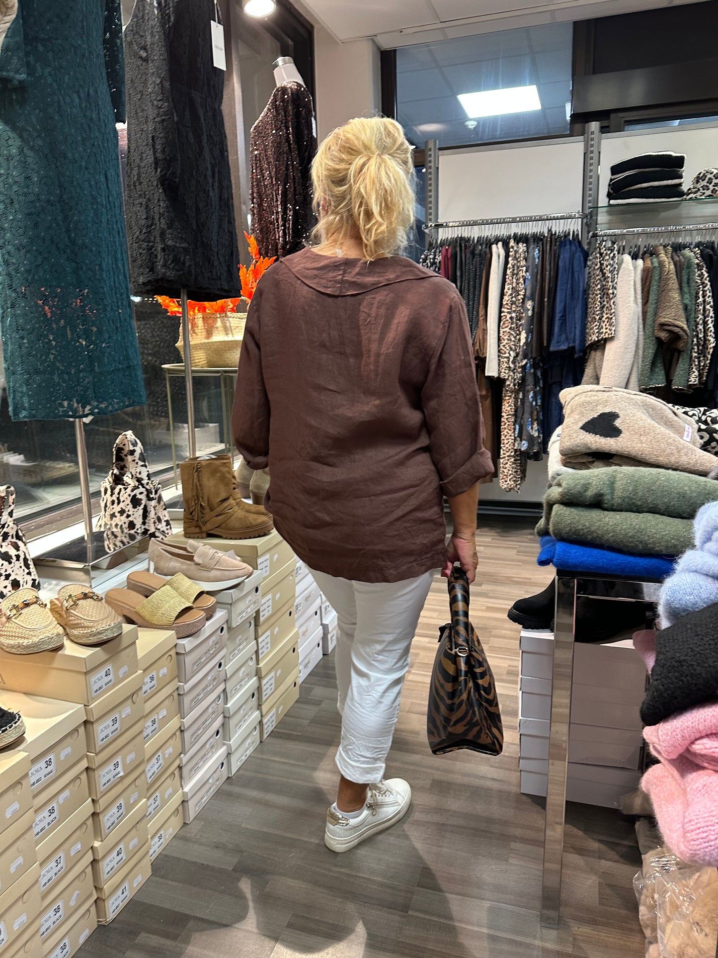 Pellavapusero röyhelöllä Kastanja