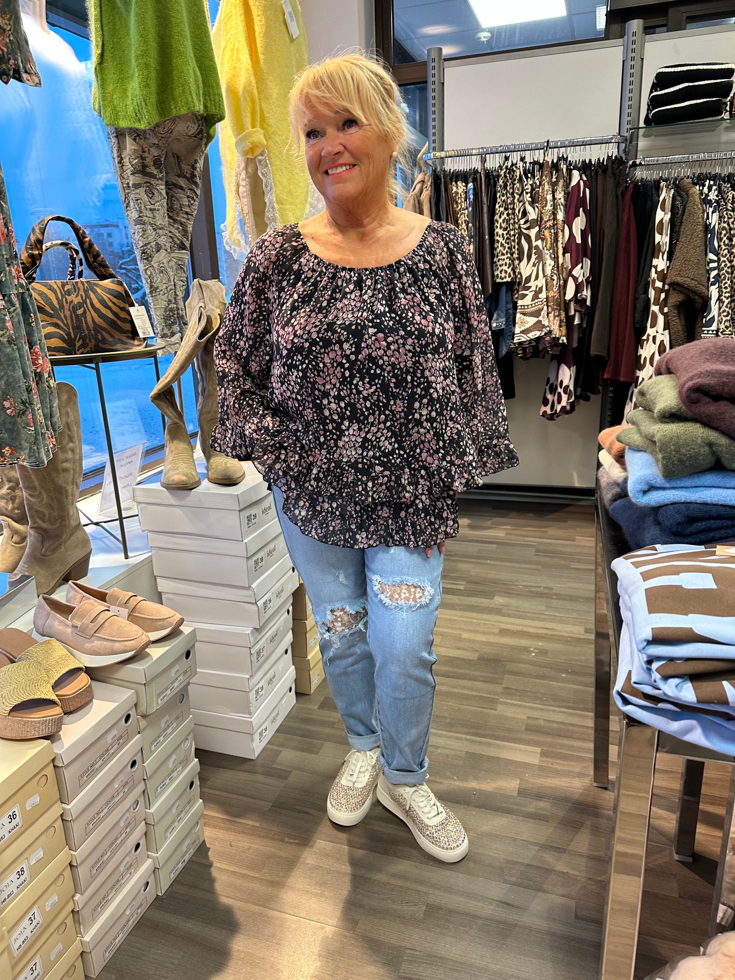 Kukallinen sifonkipusero musta