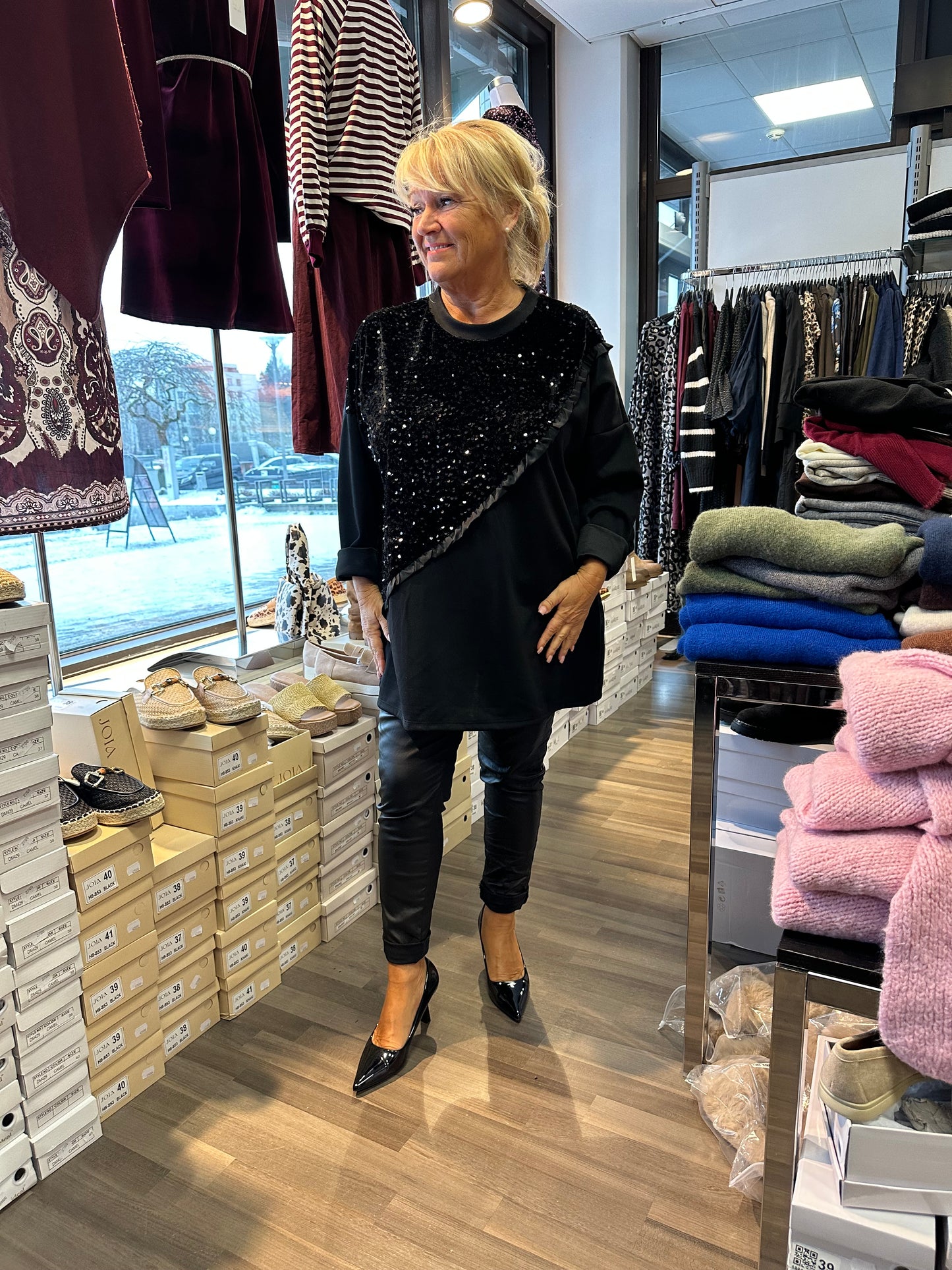 Plussize paljettipusero musta