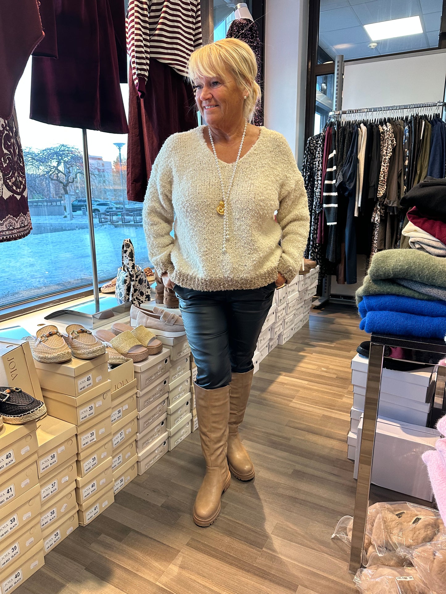 Kaksivärinen bouclee neule luonnonvalkoinen