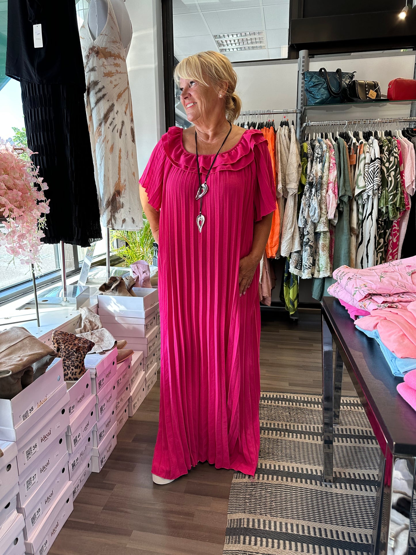 Plussize pliseerattu mekko fuksia