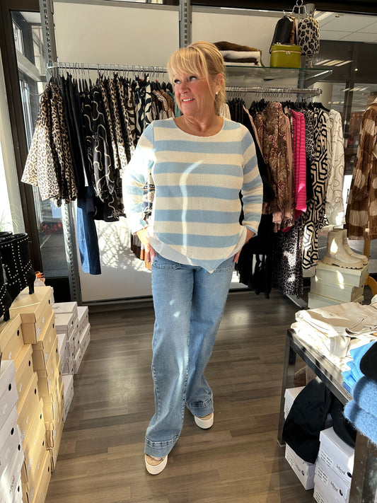 Raidallinen neule vaaleansininen