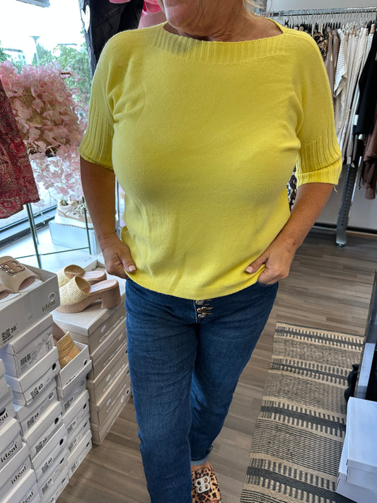 Lyhythihainen neule venepääntiellä keltainen