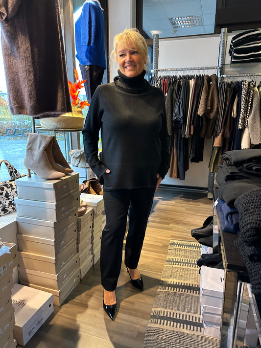 Poolokauluksinen neule musta