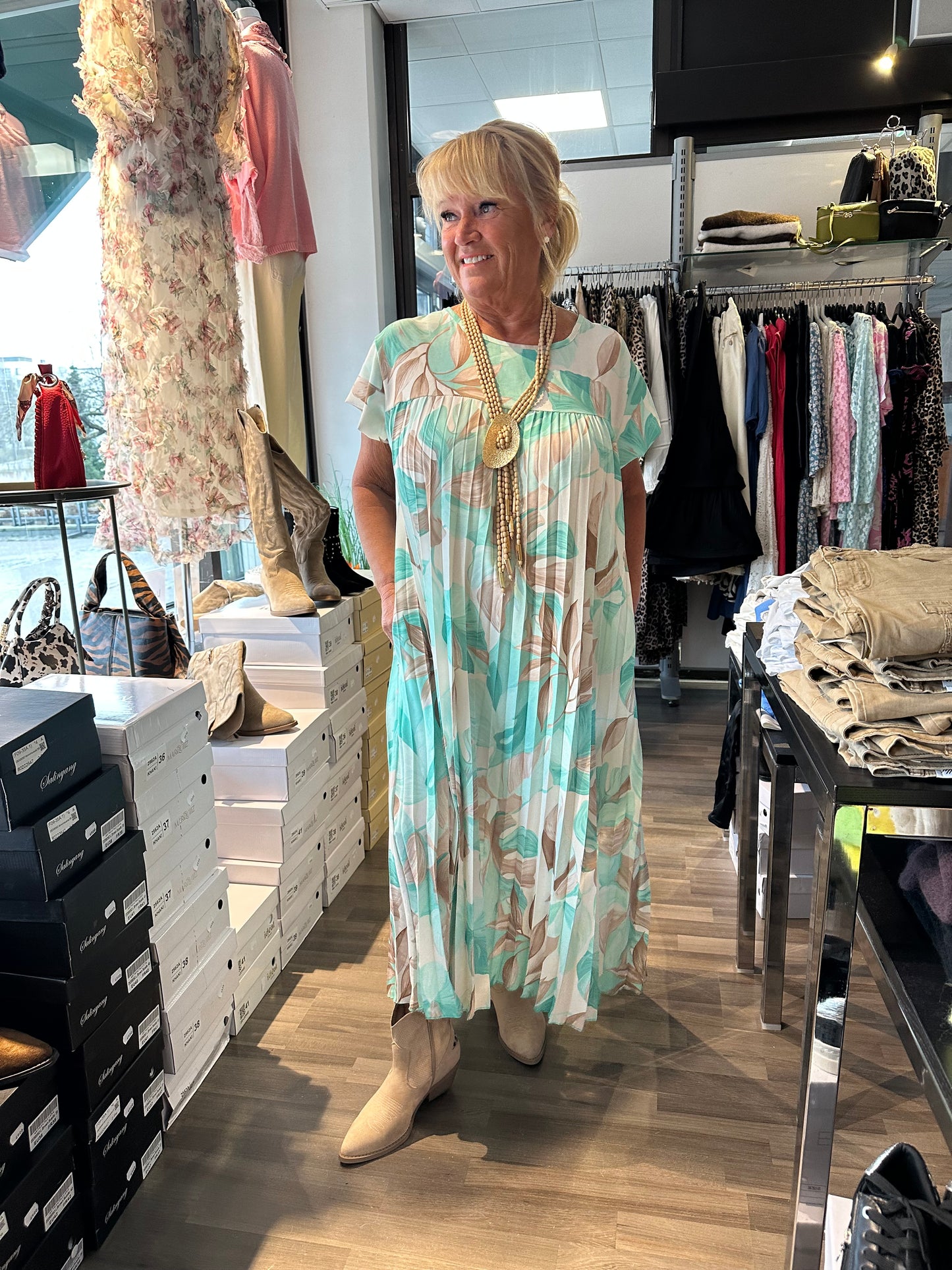 Plussize kuviollinen pliseerattu mekko (5 väriä)