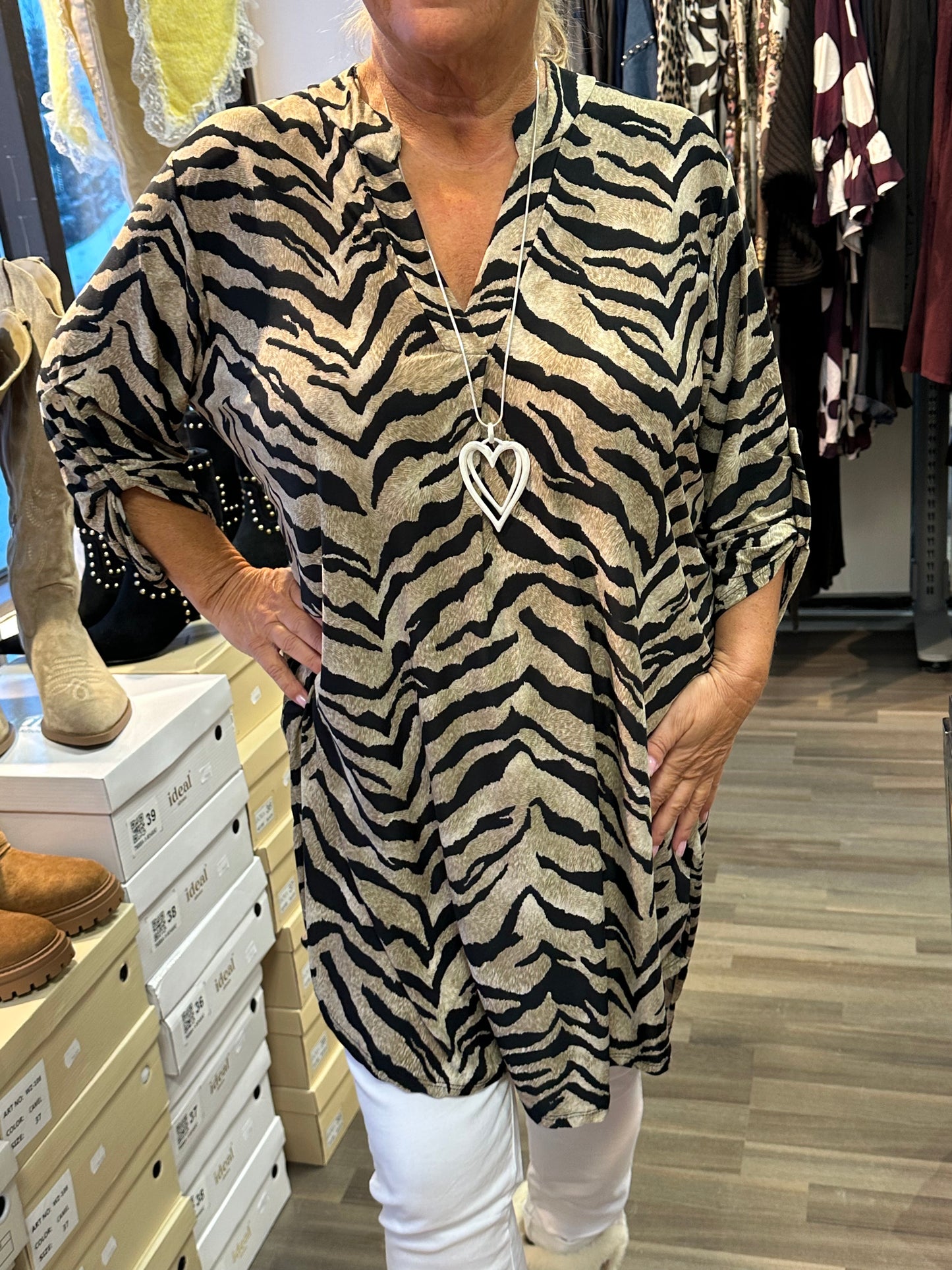 Liukaspintainen pitkä tunika eläinkuvio